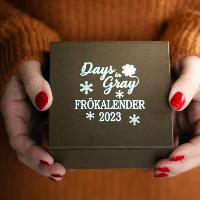 Zoom bild av Frökalender 2023 days in gray