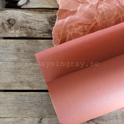 Zoom image of Vaxat kraftpapper Blompapper Gammelrosa